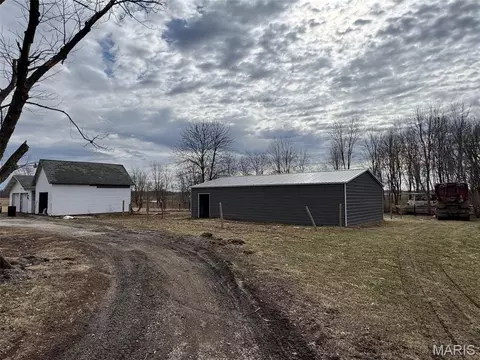 Exterior - 843 Monroe St, Witt, IL 62094 photo 4 of 8