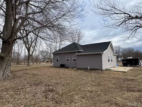 Exterior - 843 Monroe St, Witt, IL 62094 photo 8 of 8