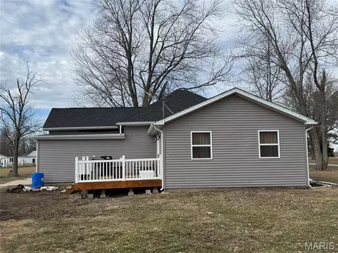 Exterior - 843 Monroe St, Witt, IL 62094 photo 2 of 8
