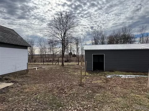 Exterior - 843 Monroe St, Witt, IL 62094 photo 5 of 8