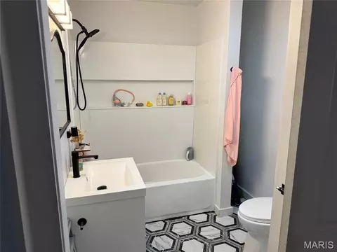 Bath - 843 Monroe St, Witt, IL 62094 photo 3 of 4
