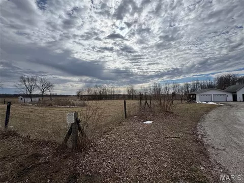 Exterior - 843 Monroe St, Witt, IL 62094 photo 7 of 8