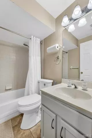 Bath - 1738 Highview Circle Ct, Ballwin, MO 63021 photo 3 of 3