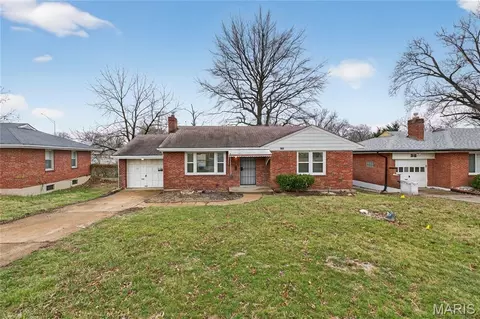 9240 Hathaway Dr, Jennings, MO 63136