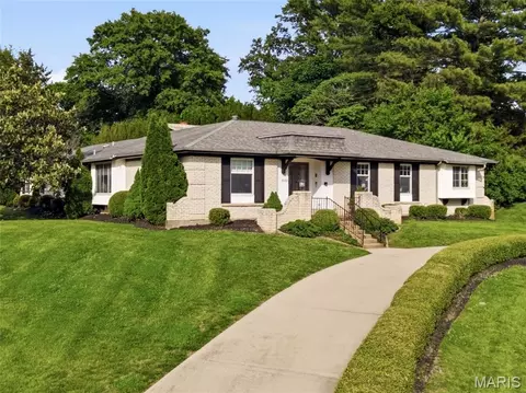 9102 Fox Estates Dr, Sunset Hills, MO 63127