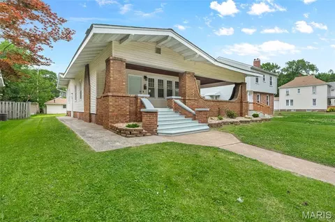 304 Sotier Pl, Wood River, IL 62095