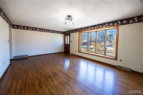 Living - 1044 Oakland Dr, Jackson, MO 63755 photo 7 of 9