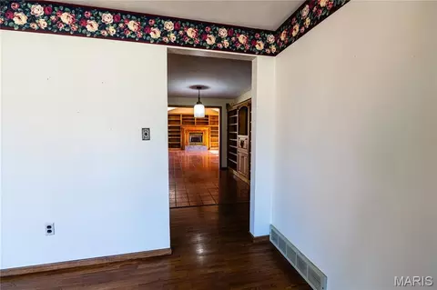 Living - 1044 Oakland Dr, Jackson, MO 63755 photo 8 of 9