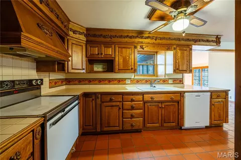 Kitchen - 1044 Oakland Dr, Jackson, MO 63755 photo 2 of 5