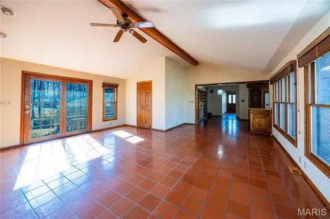 Living - 1044 Oakland Dr, Jackson, MO 63755 photo 3 of 9