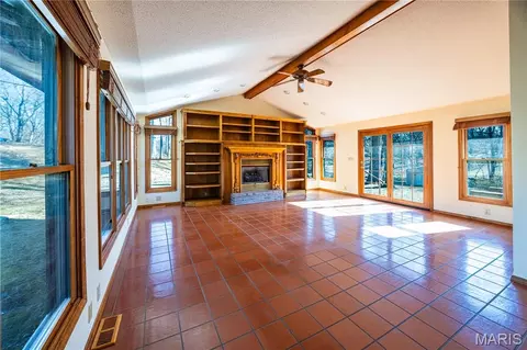 Living - 1044 Oakland Dr, Jackson, MO 63755 photo 2 of 9