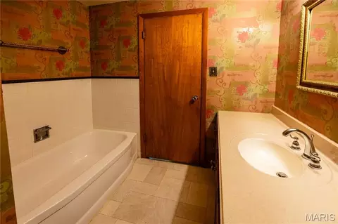 Bath - 1044 Oakland Dr, Jackson, MO 63755 photo 4 of 5
