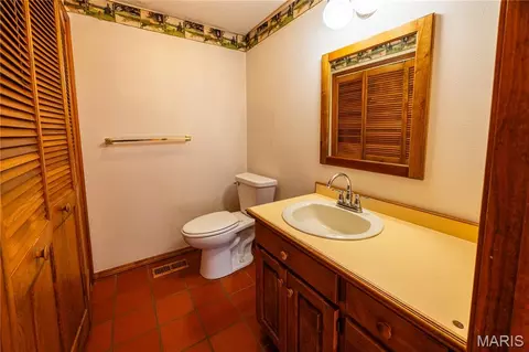Bath - 1044 Oakland Dr, Jackson, MO 63755 photo 1 of 5