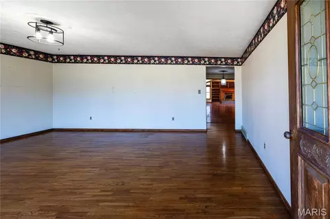 Living - 1044 Oakland Dr, Jackson, MO 63755 photo 5 of 9
