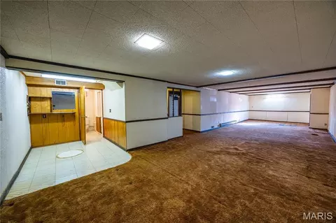 Living - 1044 Oakland Dr, Jackson, MO 63755 photo 4 of 9