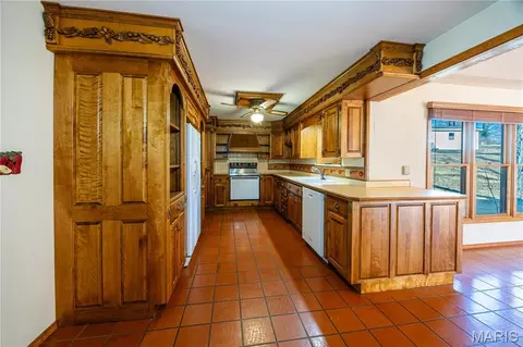 Kitchen - 1044 Oakland Dr, Jackson, MO 63755 photo 3 of 5