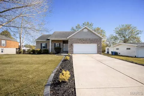 381 High Point Dr, Edwardsville, IL 62025