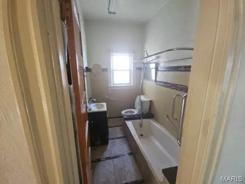 Bath - 5165 Maple Ave, Saint Louis, MO 63113 photo 1 of 2