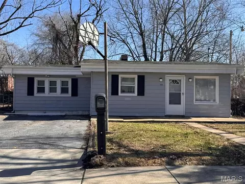 226 N 8th St, Belleville, IL 62220