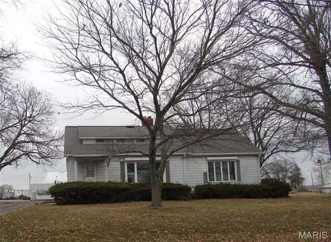 1113 E Market St, Red Bud, IL 62278