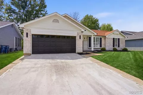 624 Foxtail Dr, Florissant, MO 63034