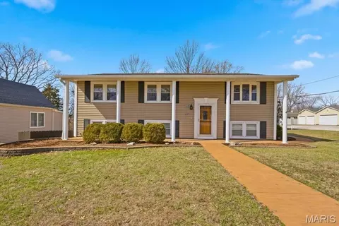 637 N Virginia Ave, Eureka, MO 63025