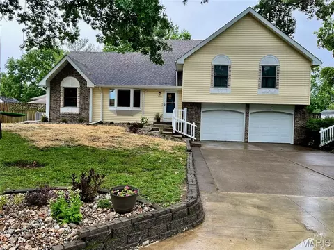 2204 Crestline Dr, Kirksville, MO 63501