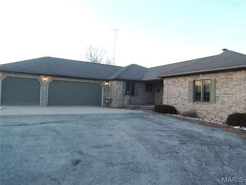 6 Willow Circle Dr, Greenville, IL 62246