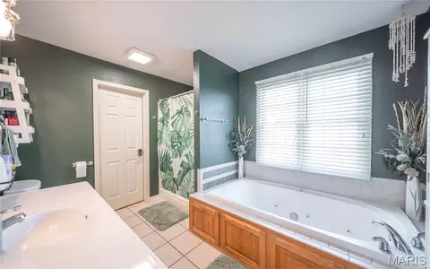 Bath - 37595 Westgate Rd, Plato, MO 65552 photo 2 of 5