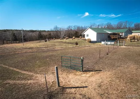 Exterior - 37595 Westgate Rd, Plato, MO 65552 photo 2 of 14