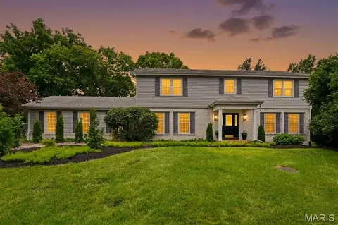 12142 Royal Valley Dr, Creve Coeur, MO 63141