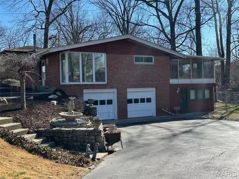 801 Stamper Ln, Godfrey, IL 62035