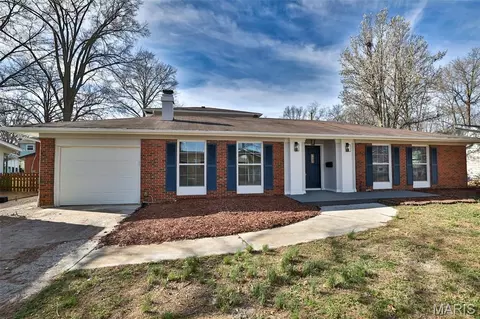 29 Coachlight Dr, Mascoutah, IL 62258