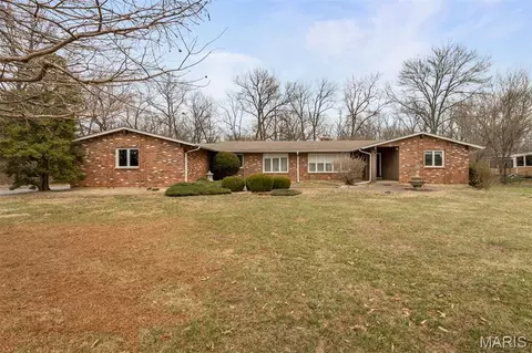 210 New Salem Dr, Creve Coeur, MO 63141