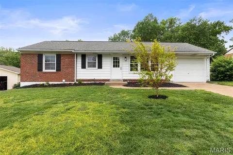 9931 Foxglove Dr, Saint Louis, MO 63123