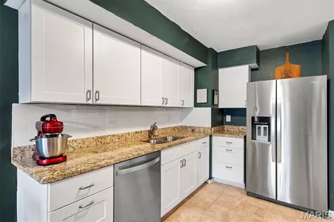 Kitchen - 603 Painted Vista Dr, Ballwin, MO 63021 photo 2 of 4