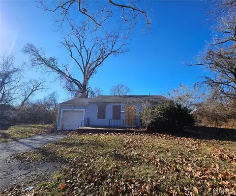 10021 Baron Dr, Saint Louis, MO 63136