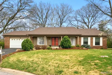 12321 Woodline Dr, Creve Coeur, MO 63141