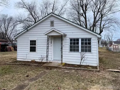 410 Oak Ave, Belle, MO 65013