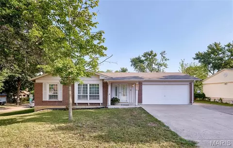 1211 Big Bend Rd, Ballwin, MO 63021