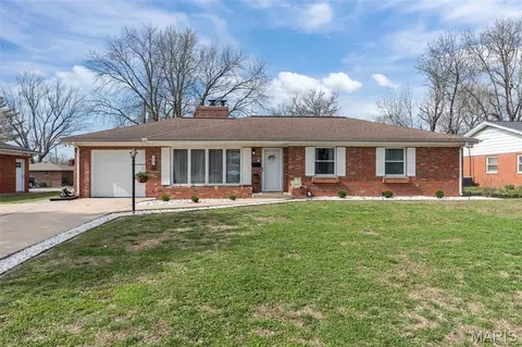 204 Southgate Dr, Belleville, IL 62223