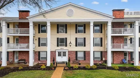 1511 Hampton Hall Dr #17, Chesterfield, MO 63017