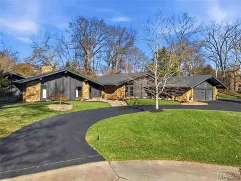 132 Mystic Meadows Ln, Creve Coeur, MO 63141