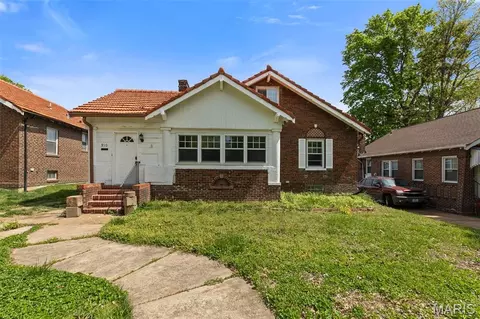 910 Country Club Dr, Pasadena Park, MO 63121