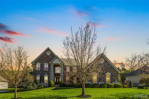 9810 Grandview Lake Ct, Sunset Hills, MO 63127