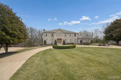 12856 Pointe Dr, Sunset Hills, MO 63127