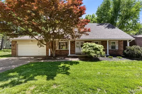 15574 Highcroft Dr, Chesterfield, MO 63017