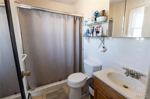 Bath - 1002 Vista Dr, Rolla, MO 65401 photo 2 of 4