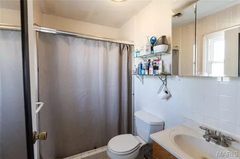 Bath - 1002 Vista Dr, Rolla, MO 65401 photo 1 of 4