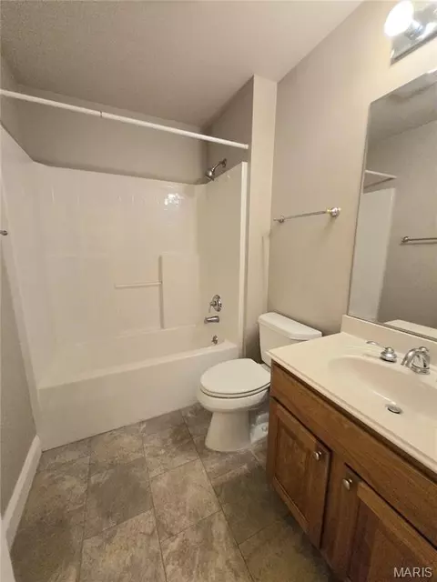 Bath - 364 Whispering Forest Ln, Pacific, MO 63069 photo 4 of 8